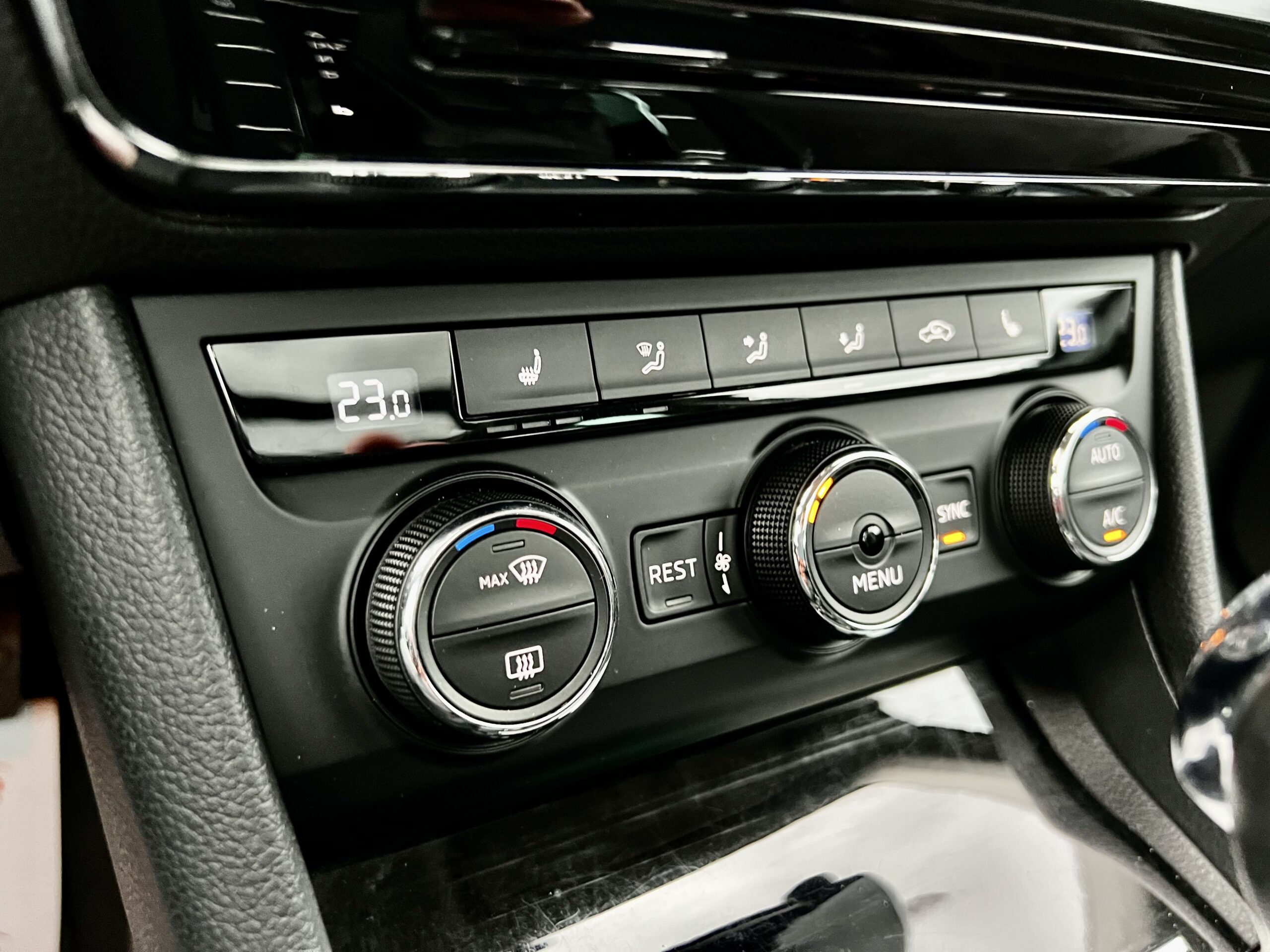 SKODA SUPERB COMBI 2.0 TDI  DSG 20.06.2016