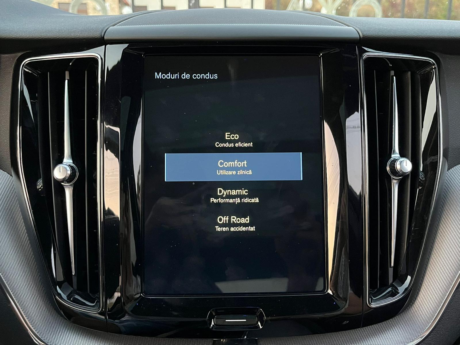 VOLVO XC 60 B4 R- Design AWD 197 Cp Automata 10.06.2020